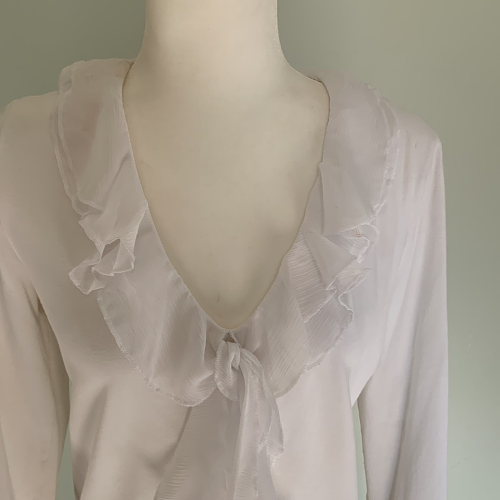 Ladies white long sleeve tea with ruffles by Jones New York